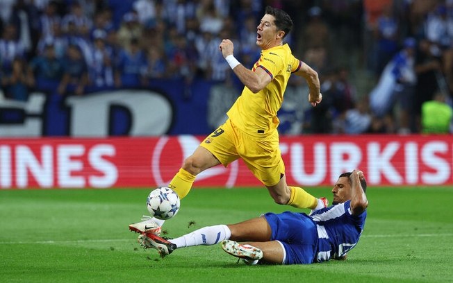 Lewandowski precisou ser substituído após torção no tornozelo esquerdo e preocupa o Barcelona para sequência da temporada - Foto: Christof Koepsel/Getty Images Lewandowski precisou ser substituído após torção no tornozelo esquerdo e preocupa o Barcelona para sequência da temporada - Foto: Christof Koepsel/Getty Images