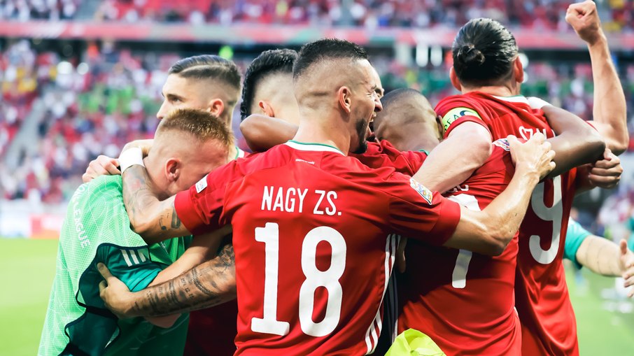 Jogadores da seleção húngara comemoram gol de Dominik Szoboszlai