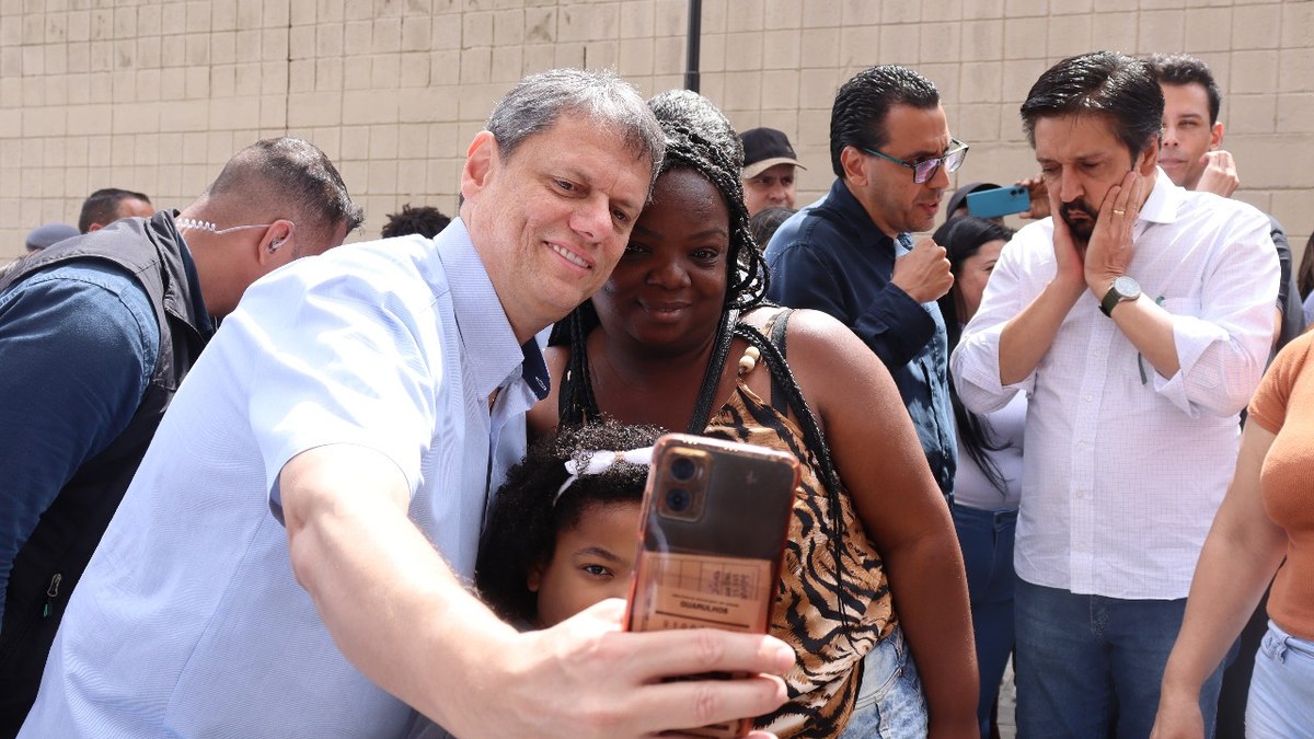 Tarcísio e Nunes estiveram juntos na entrega dos imóveis às famílias Tarcísio e Nunes estiveram juntos na entrega dos imóveis às famílias