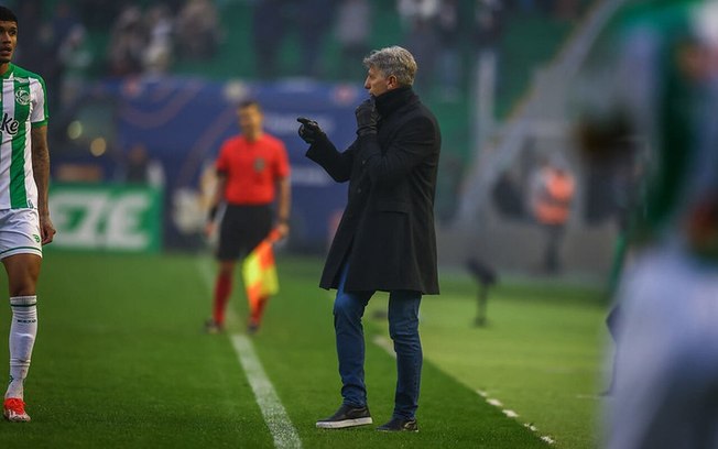 Renato Gaúcho na beira do campo orienta o time do Grêmio durante embate com o Juventude