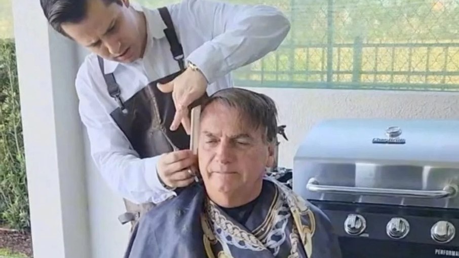 Arquivo: Bolsonaro, auto-apelidado 'Jhonny Bravo', corta o cabelo e posta nas redes sociais