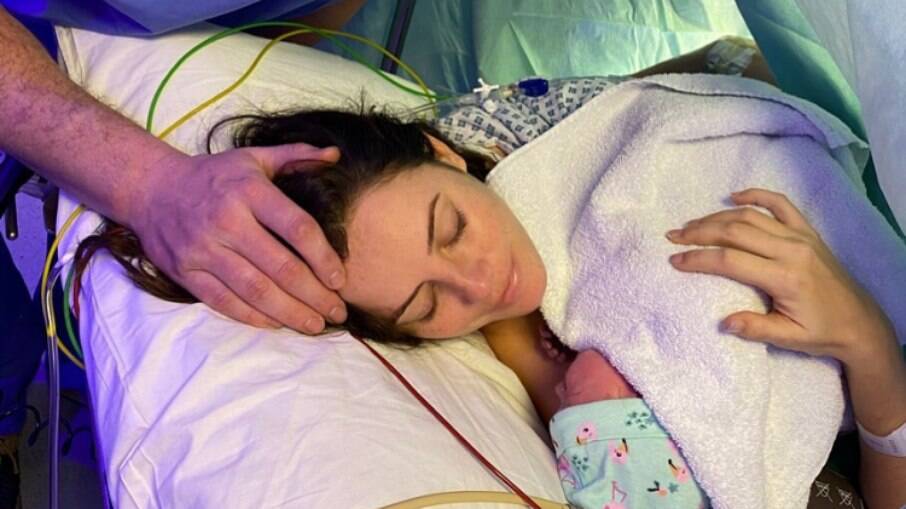 Kaya Scodelario posa com segundo filho no pós-parto