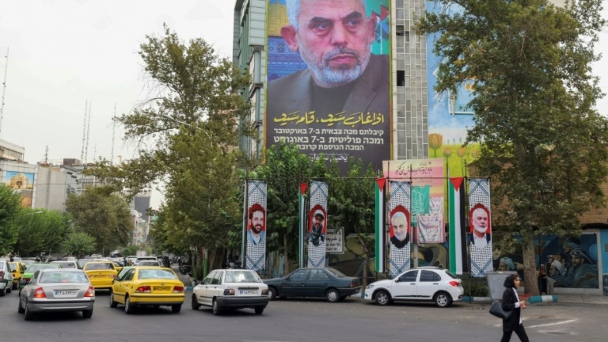 Cartaz com a foto de Yahya Sinwar, na capital do Irã, Teerã