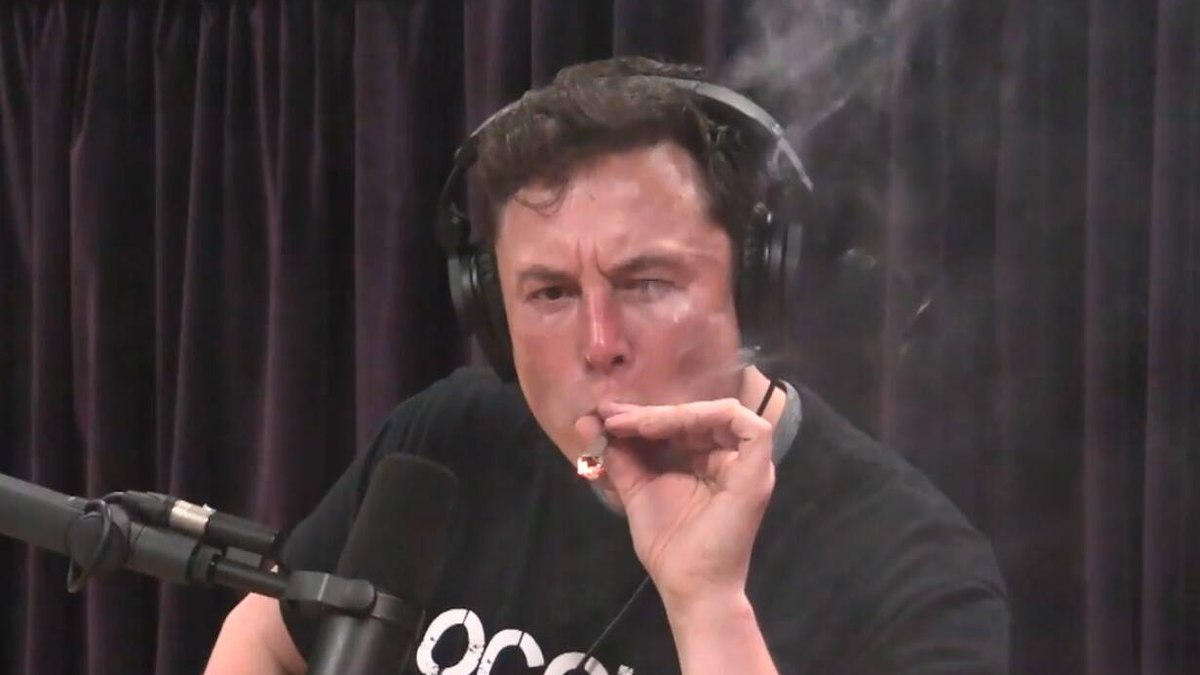 Empresário Elon Musk tragou cigarro com maconha e tabaco durante entrevista a Joe Rogan