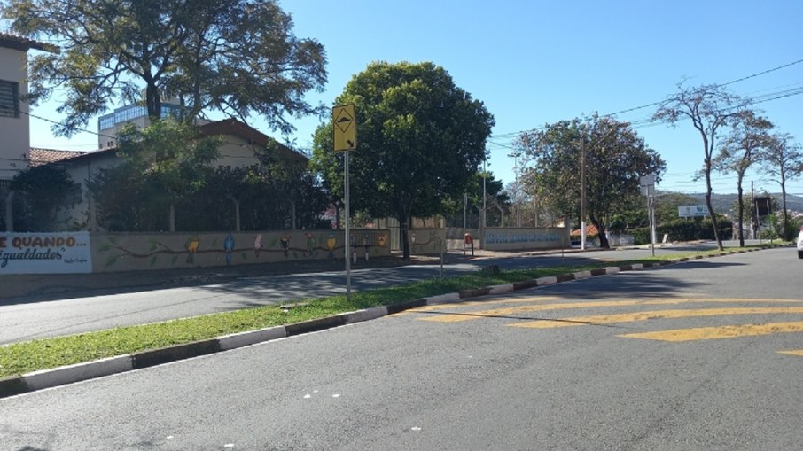 Parte do canteiro central da Avenida Onze de Agosto será removida para permitir a conversão à esquerda Parte do canteiro central da Avenida Onze de Agosto será removida para permitir a conversão à esquerda