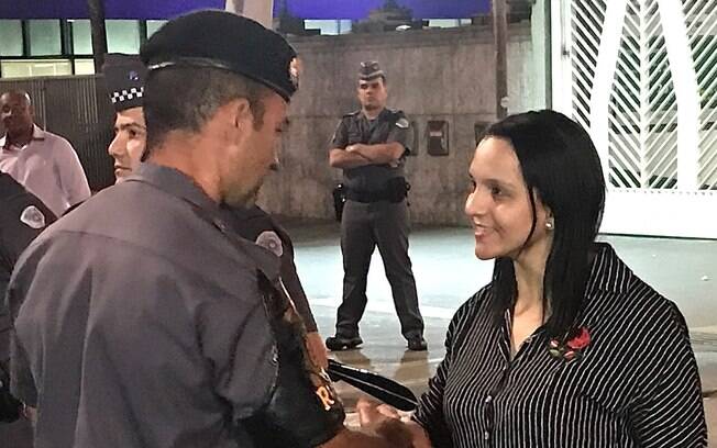 Comandante da ROTA, Tenente Coronel Mello Araújo homenageando a Soldado PM Adriana da Silva Andrade