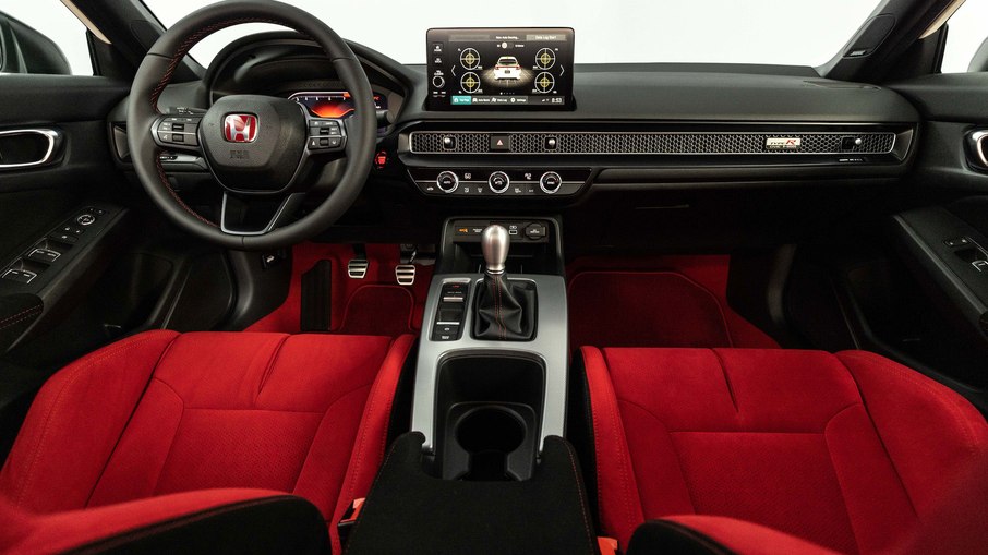 Honda Civic Type R se destaca pelos bancos dianteiros com camurça vermelha e câmbio manual