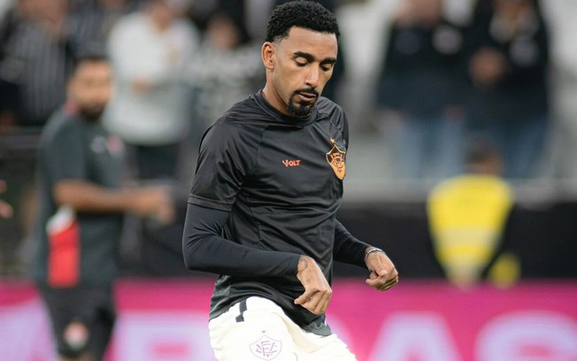 Mateus Silva, do Vitória, reclamou das decisões de Sávio Pereira Sampaio