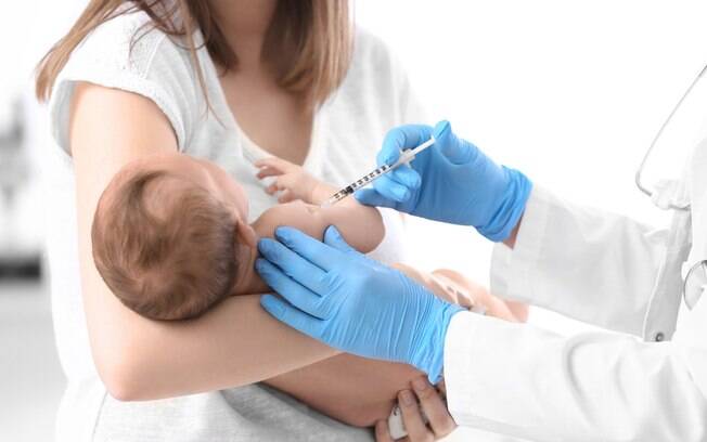 Segundo o Ministério da Saúde, a meta para vacinação da tríplice viral, dada em crianças aos 12  e 15 meses, era de 95%