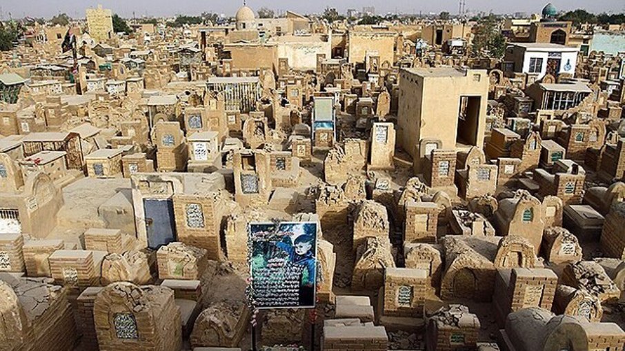 O cemitério é um marco religioso e cultural do islamismo xiita.