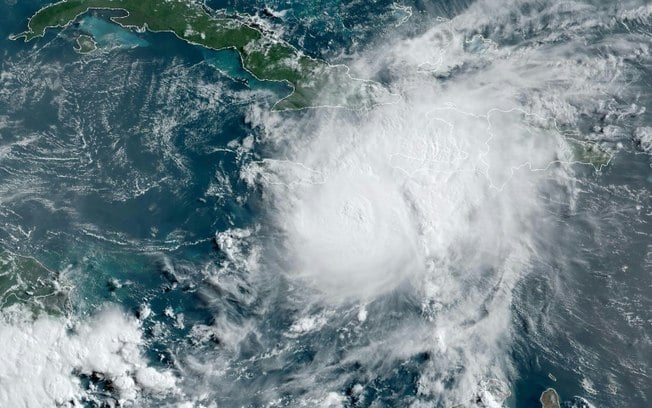 Imagem de satélite divulgada pela agência meteorológica dos Estados Unidos mortra o furacão Beryl se aproximando da Jamaica, em 1º de julho de 2024