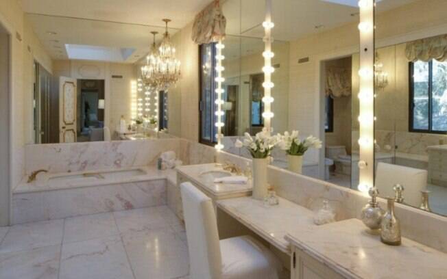 Em vez de ter apenas uma suíte master, a nova mansão do cantor tem duas delas, com banheiros cobertos por mármore