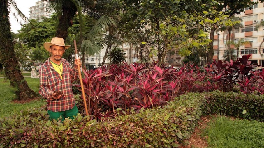 Jardineiro Juvenaldo Alves há cinco anos cuida do jardim santista