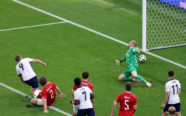 Kane finaliza no canto e anota gol para a Inglaterra contra a Dinamarca