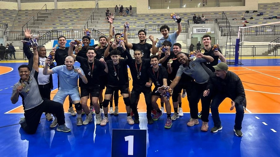 Equipe masculina Sub-21 de Louveira comemora título em Itatiba Equipe masculina Sub-21 de Louveira comemora título em Itatiba