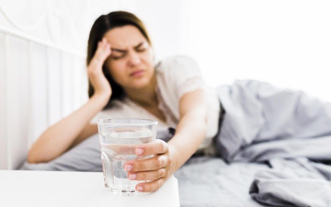 Intercalar a bebida alcoólica com água, ajuda a repor a desidratação e evita a ressaca Intercalar a bebida alcoólica com água, ajuda a repor a desidratação e evita a ressaca