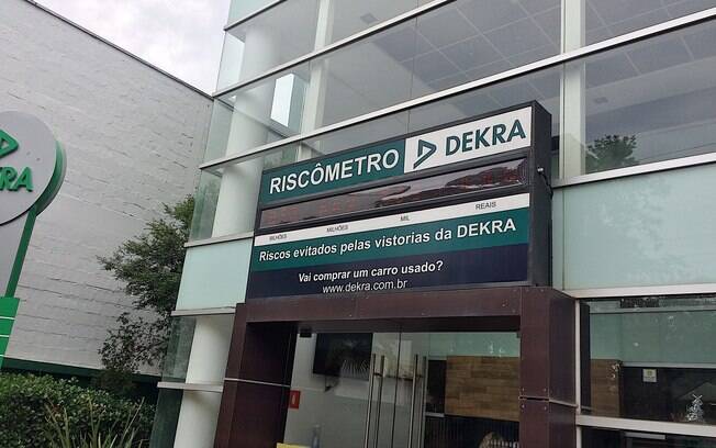 Riscômetro na sede da Dekra, em Atibaia (SP) marca o valor referente aos prejuízos evitados pelos serviços da empresa