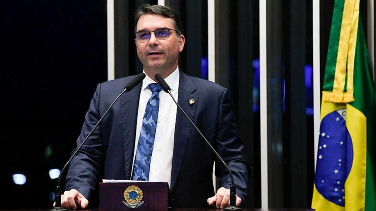 Flávio Bolsonaro afirmou há uma 'perseguição contra Bolsonaro e contra a direita' 