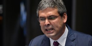 Além de ouvir Mourão, líder do PT pediu medida contra Bolsonaro
