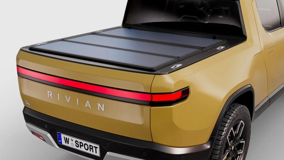 Rivian R1T agora tem caçamba com placas solares Rivian R1T agora tem caçamba com placas solares