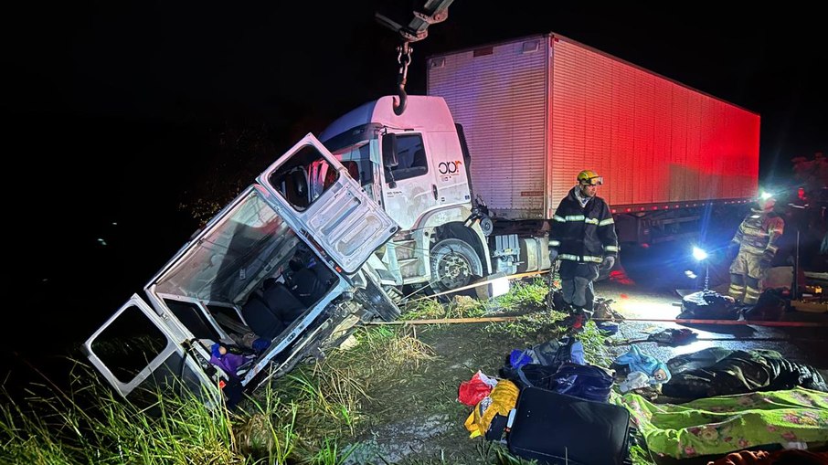Nove pessoas morrem em acidente entre van e carreta no Norte de Minas Gerais Nove pessoas morrem em acidente entre van e carreta no Norte de Minas Gerais