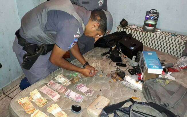 Toda a droga e o dinheiro encontrado pelos policiais da cavalaria da PM foram encaminhados ao 3º DP
