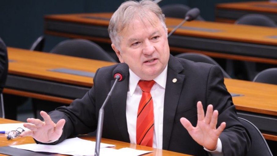 O deputado Merlong Solano afirma que excluir pessoas em situação de rua do Bolsa Família não é a solução