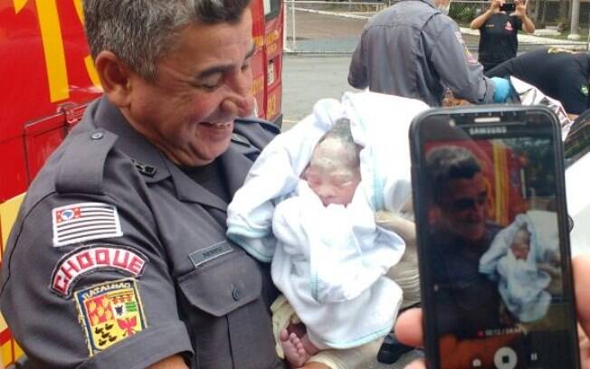 Cabo PM Nereu que ajudou a fazer o parto do pequeno Miguel Tobias, minutos após seu nascimento