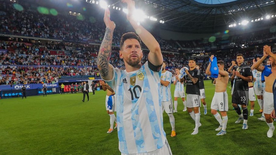 Messi causa febre de figurinhas do álbum da Copa na Argentina