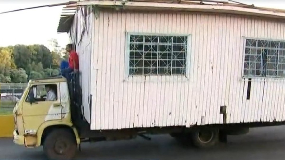 Casa sendo transportada em um caminhão