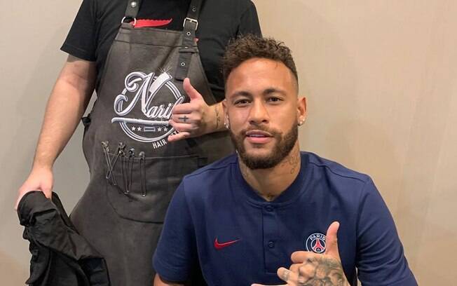Neymar posa com seu novo moicano. Mais um entre os vários penteados do atacante