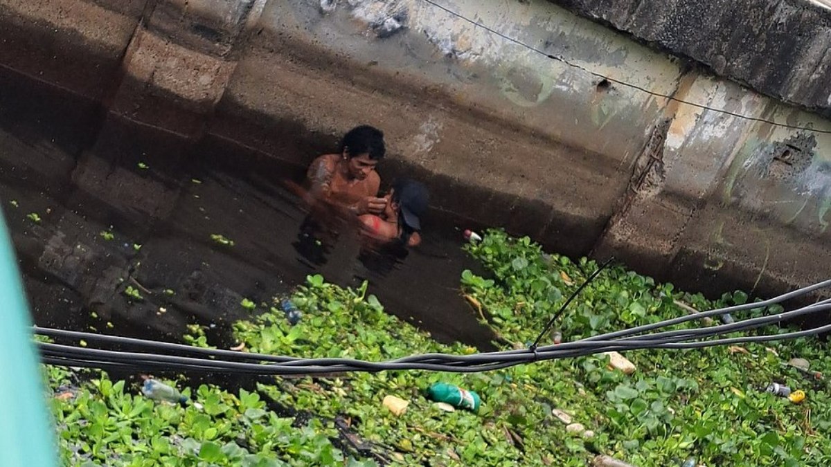 Em clima de romance, casal é visto tomando banho em esgoto