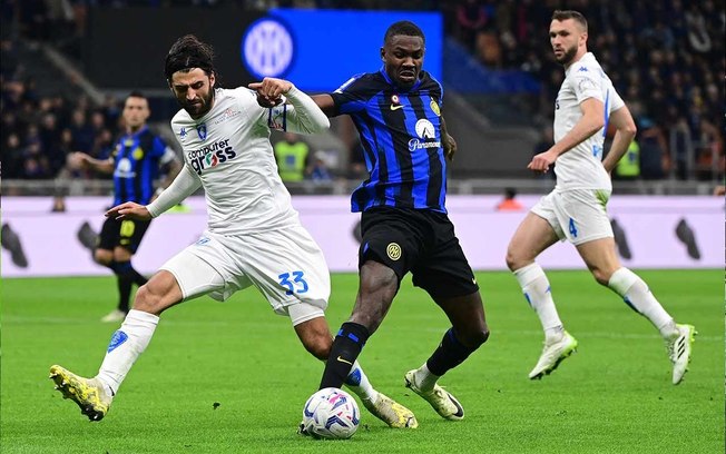 Jogadores da Inter de Milão e Empoli em disputa de bola no Calcio - Foto: Piero Cruciatti/AFP via Getty Images