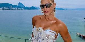 Virginia aposta em corset de chuteiras e divide opiniões