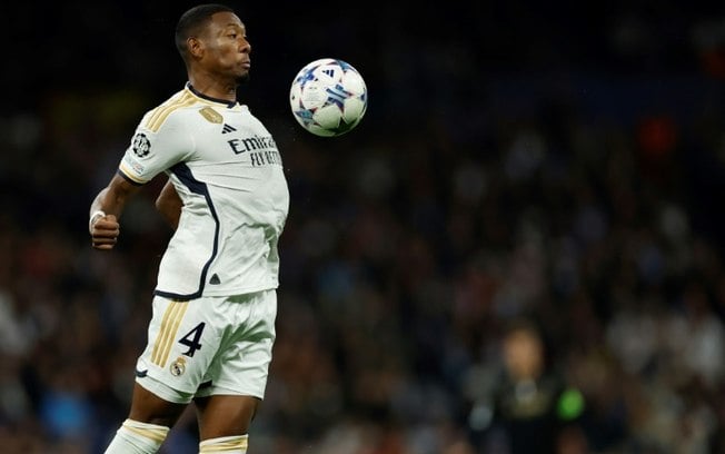 O defensor austríaco do Real Madrid, David Alaba, domina uma bola com o peito em uma partida da Liga dos Campeões contra o visitante Napoli, em 29 de novembro de 2023.