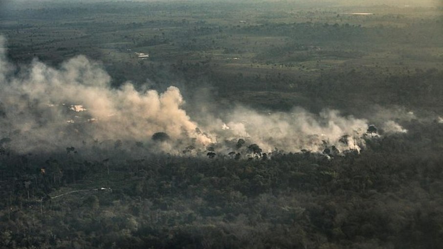 Queimadas em área próxima a Rio Branco, no Acre