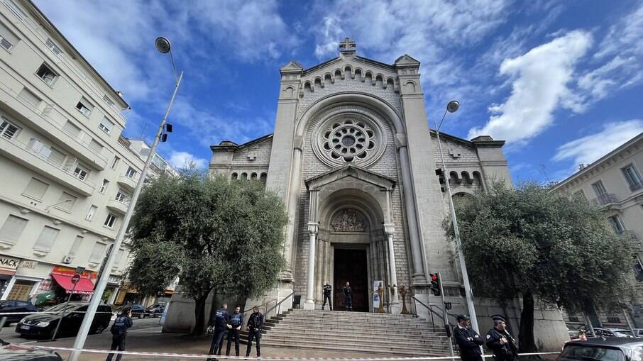 Igreja Saint-Pierre-d'Arène, em Nice, no Sul da França: homem feriu duas pessoas e disse que queria matar o presidente do país