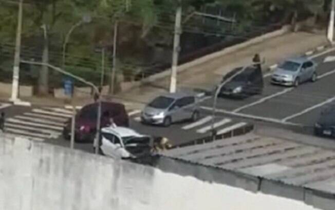 Colisão entre dois carros deixa uma pessoa ferida na Aquidabã