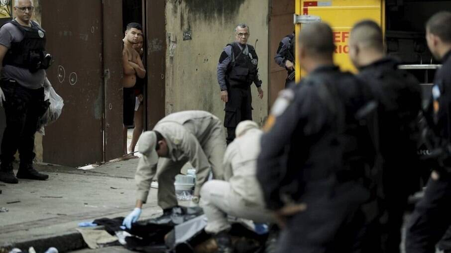 Criminosos mortos na calçada após confronto com PMs na favela Jorge Turco, em Rocha Miranda, no ano passado