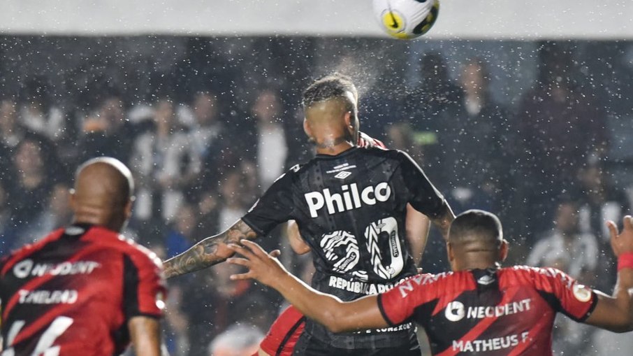 Santos venceu o Athletico-PR por 2 a 0 na Vila Belmiro