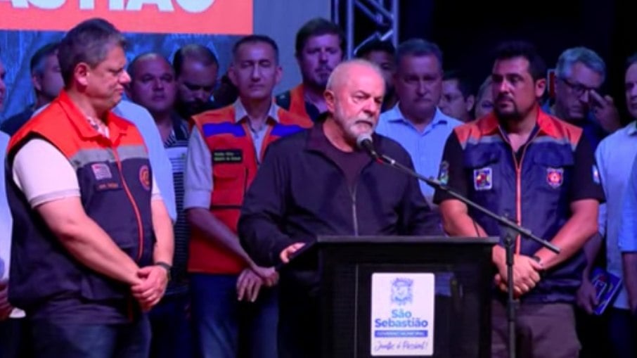 Ao lado do governador Tarcísio, presidente Lula fala sobre as chuvas que atingiram a população no litoral norte de São Paulo