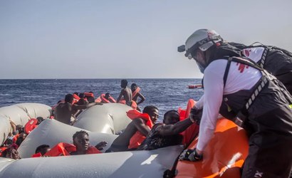 Naufrágio de bote: 30 pessoas estão desaparecidas