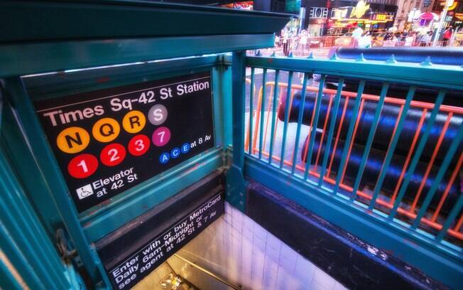 Metrô de Nova York pode parecer confuso porque várias linhas passam na mesma plataforma, mas basta ficar atento