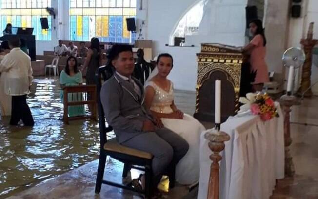 Uma tempestade atingiu a igreja em que aconteceu a cerimônia de casamento de Jobel  e Jeff Delos Angeles, nas Filipinas