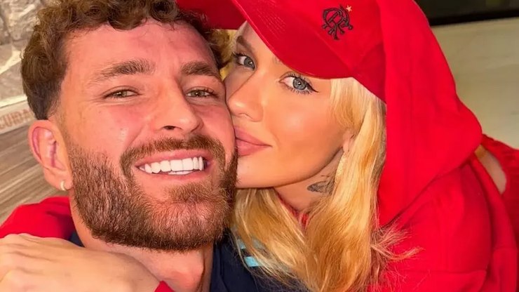 Karoline Lima quebra garrafa em Léo Pereira e choca jogador