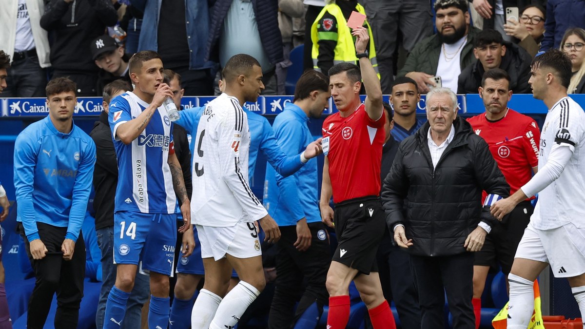 Federação define punição de Mbappé por entrada criminosa em rival Federação define punição de Mbappé por entrada criminosa em rival