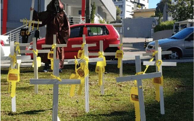 Em Curitiba, donos de bar fizeram ato por reabertura dos negócios em frente a hospital com UTI lotada