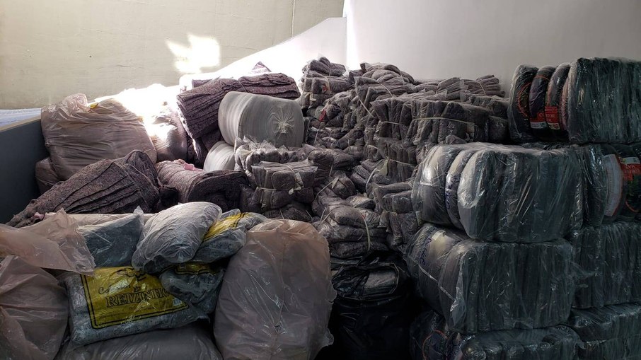 Agasalhos e cobertores arrecadados em ação que contou com apoio da Polícia Civil de SP