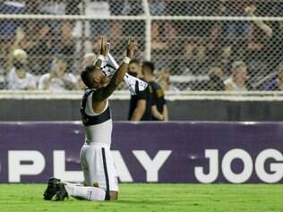 Zanotti marca no fim, Corinthians vence o Grêmio e fatura o título
