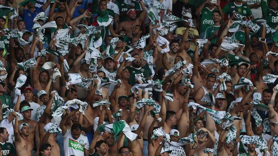 Palmeiras ultrapassa 150 mil sócios-torcedores e cola no Corinthians